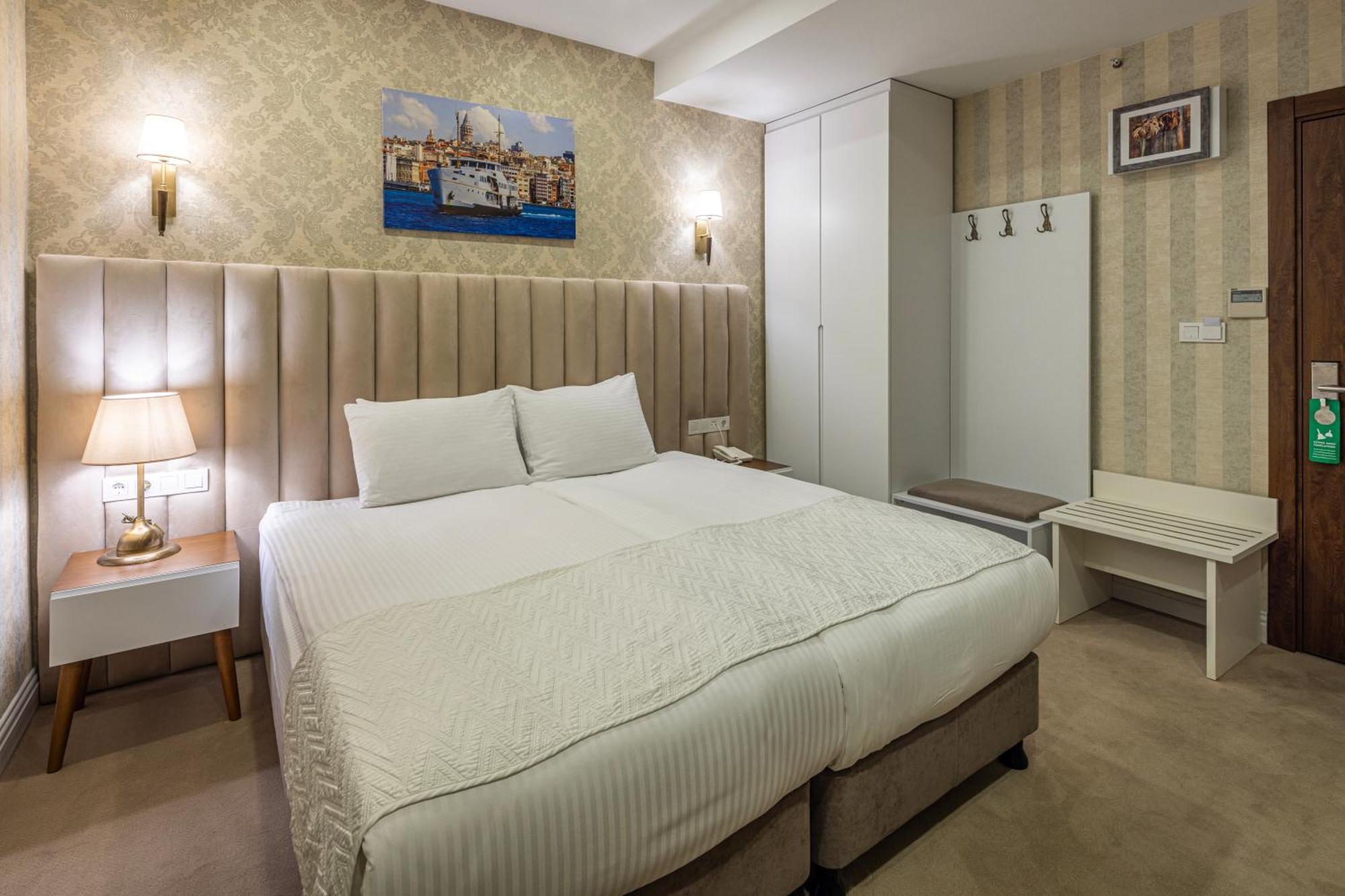 Mr Beyaz Hotel Istanboel Buitenkant foto